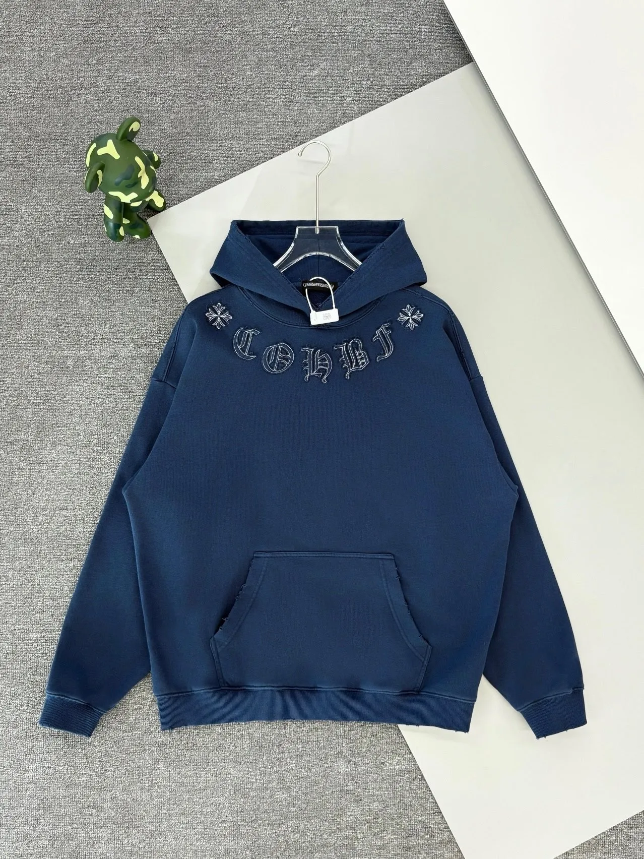 P340 [Higher version] Chrome Hearts*Chrome heart patch embroidered horseshoe logo‼ ️Hooded sweatshirt *Made of 430g pure cotton sweatshirt fabric with double yarns. The fabric is woven with double yarns and twisted together. The strength is 40% higher than that of single yarns, forming a three-dimensional texture similar to the texture of tripe. It not only maintains the moisture absorption and breathability of pure cotton, but also achieves "softness and not collapse" through double yarn thickening. The whole strip of Maliu scanning spray technology uses the washing process to produce a natural fading effect in parts, and the os version has a more lazy and loose feeling. *Laser burnt patch embroidery➕Frayed process: micro-label on the chest patch, large logo horseshoe pattern on the back, heavy laser burnt three-dimensional patch embroidery pattern design, washed and frayed, and the overall garment presents a lazy style. *Whether it is daily outings or sports and fitness, you can show your trendy attitude and become the focus of the street. Same style for men and women 𝐂𝐎𝐋𝐎𝐔𝐑: white, blue, black 𝐒𝐈𝐙𝐄: S-XL
